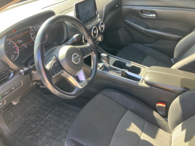 Nissan Sentra Vehicle Full-screen Gallery Image 09