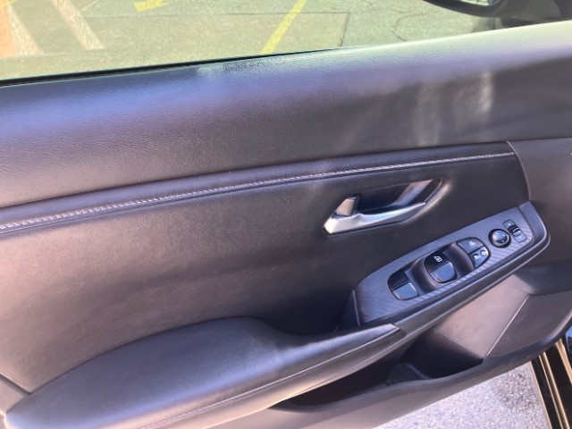 Nissan Sentra Vehicle Full-screen Gallery Image 10