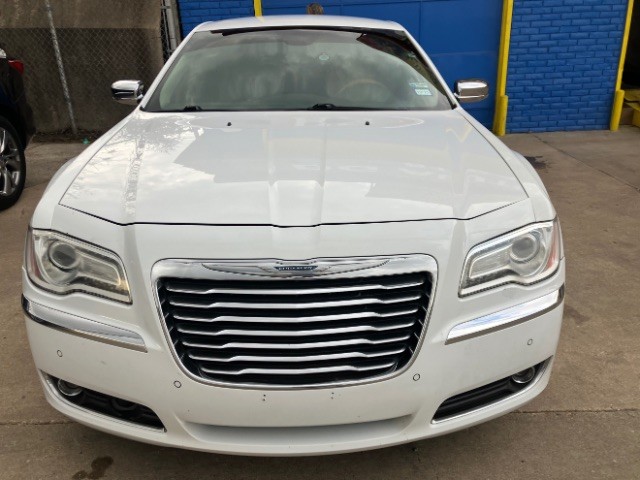 Chrysler 300 Vehicle Full-screen Gallery Image 2