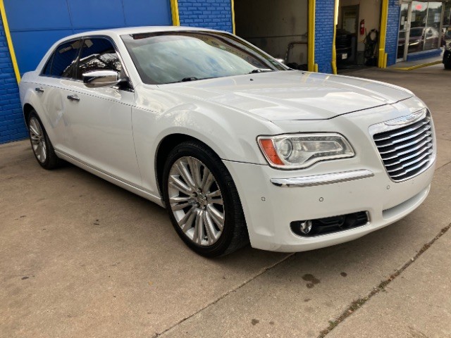 Chrysler 300 Vehicle Full-screen Gallery Image 3