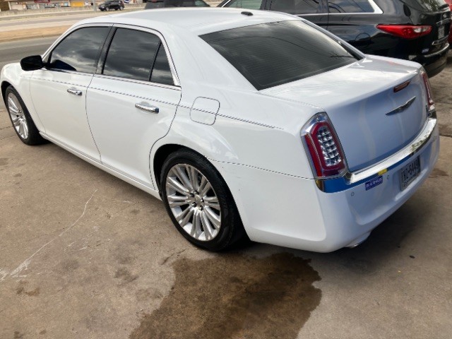 Chrysler 300 Vehicle Full-screen Gallery Image 4