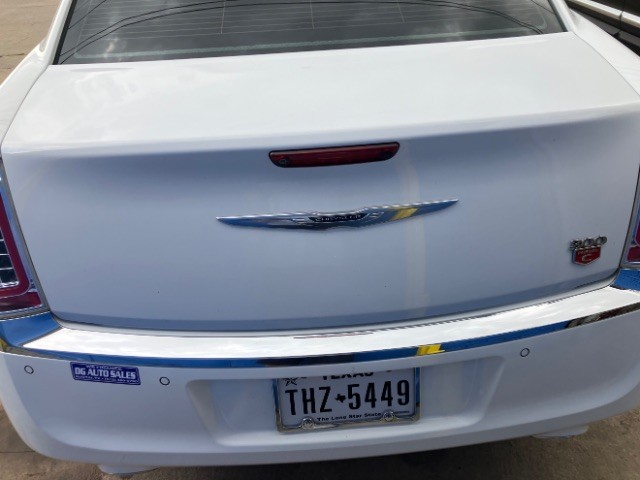 Chrysler 300 Vehicle Full-screen Gallery Image 5