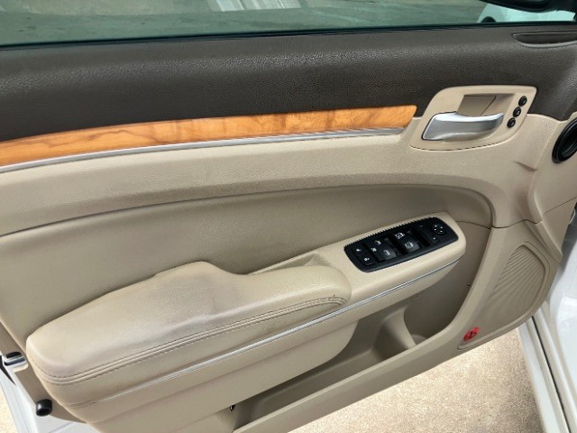 Chrysler 300 Vehicle Full-screen Gallery Image 6