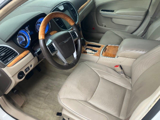 Chrysler 300 Vehicle Full-screen Gallery Image 7