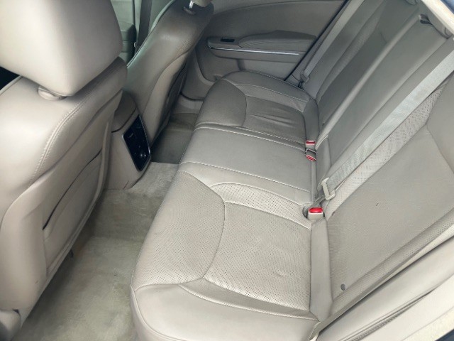 Chrysler 300 Vehicle Full-screen Gallery Image 8