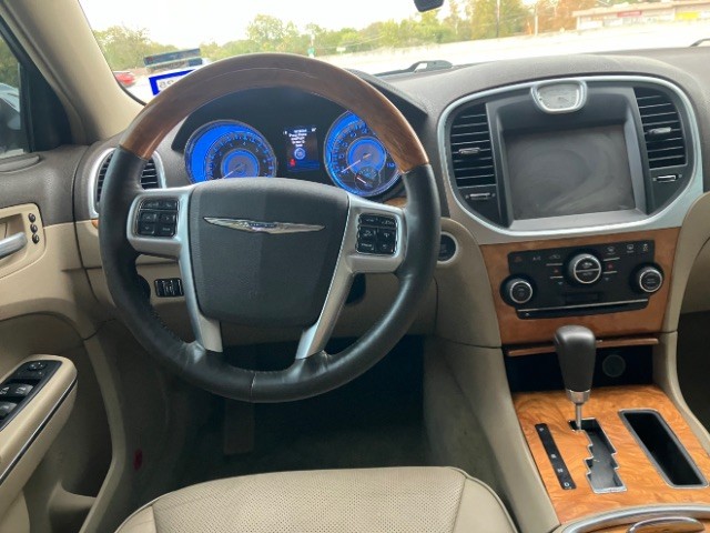 Chrysler 300 Vehicle Full-screen Gallery Image 9