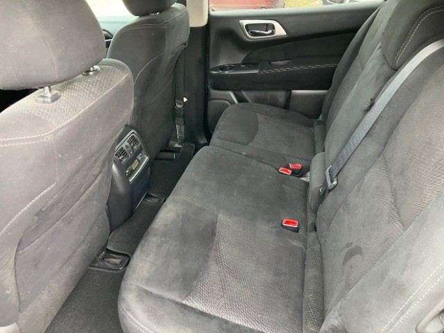 Nissan Pathfinder Vehicle Full-screen Gallery Image 11