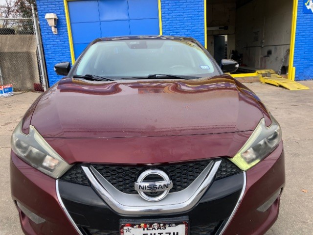 Nissan Maxima Vehicle Full-screen Gallery Image 2