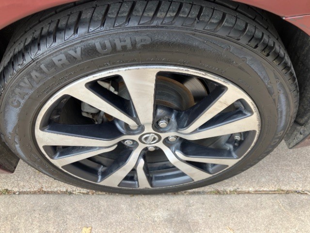 Nissan Maxima Vehicle Full-screen Gallery Image 6