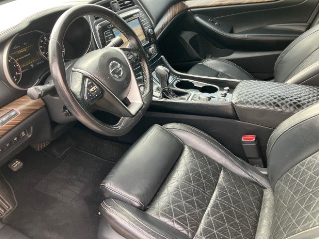 Nissan Maxima Vehicle Full-screen Gallery Image 7