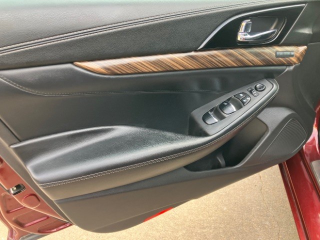 Nissan Maxima Vehicle Full-screen Gallery Image 8