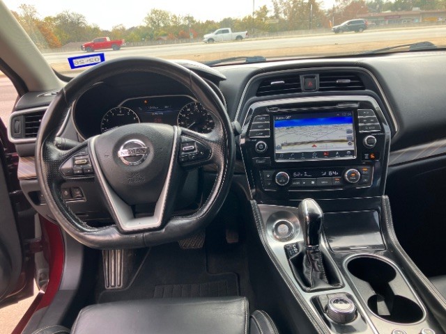 Nissan Maxima Vehicle Full-screen Gallery Image 10