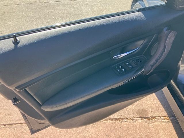 BMW 3 Series Vehicle Full-screen Gallery Image 9