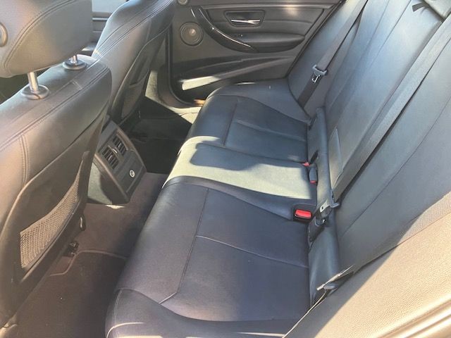 BMW 3 Series Vehicle Full-screen Gallery Image 10