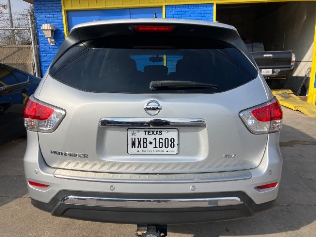 Nissan Pathfinder Vehicle Full-screen Gallery Image 6