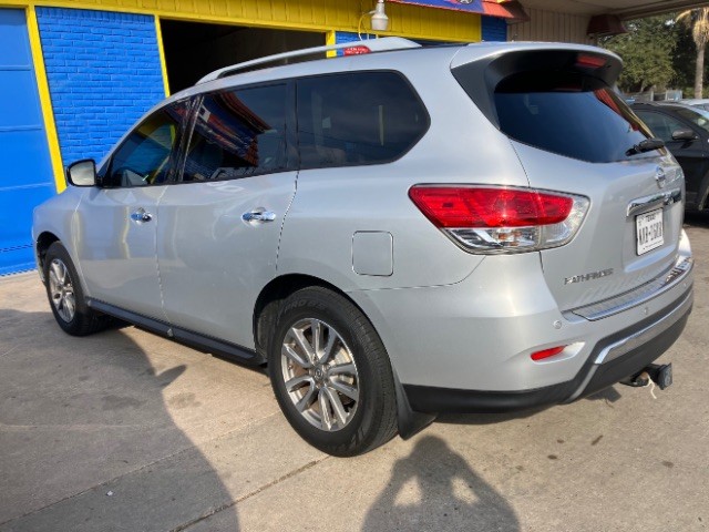 Nissan Pathfinder Vehicle Full-screen Gallery Image 8