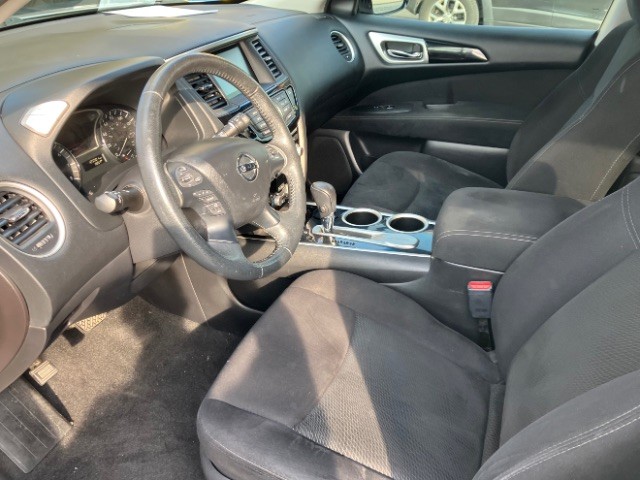 Nissan Pathfinder Vehicle Full-screen Gallery Image 9