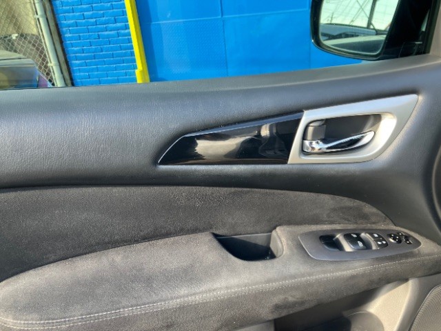 Nissan Pathfinder Vehicle Full-screen Gallery Image 10