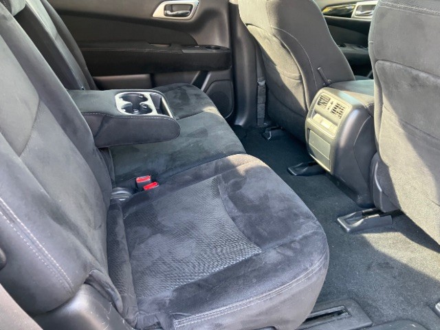 Nissan Pathfinder Vehicle Full-screen Gallery Image 11