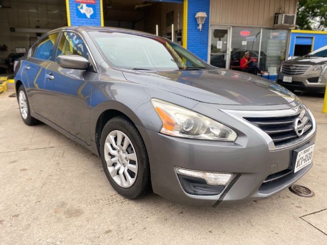 Nissan Altima Vehicle Full-screen Gallery Image 2