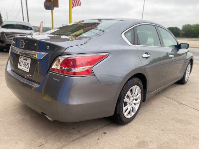 Nissan Altima Vehicle Full-screen Gallery Image 3