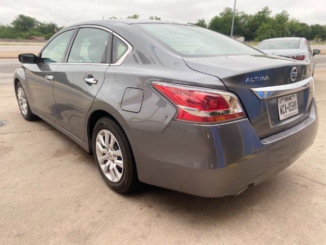 Nissan Altima Vehicle Full-screen Gallery Image 4