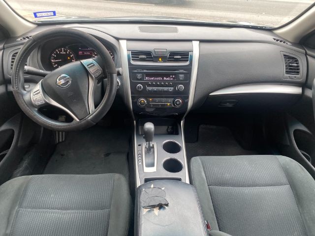 Nissan Altima Vehicle Full-screen Gallery Image 5
