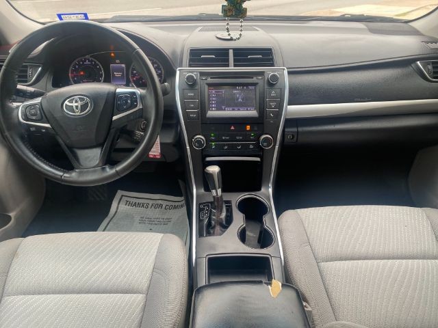 Toyota Camry Vehicle Full-screen Gallery Image 5