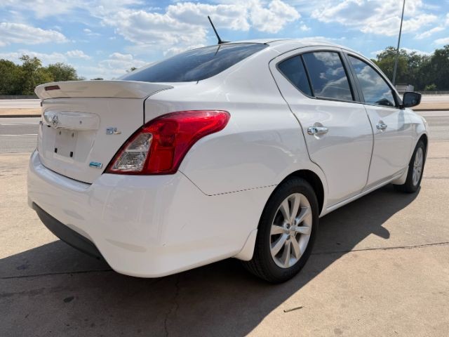 Nissan Versa Vehicle Full-screen Gallery Image 3