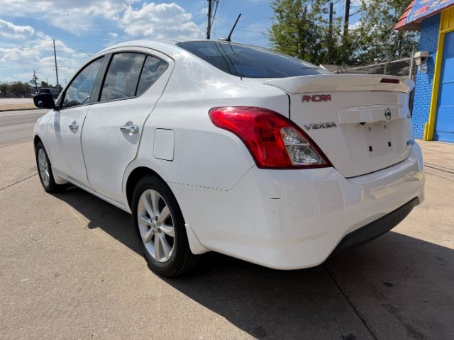 Nissan Versa Vehicle Full-screen Gallery Image 4