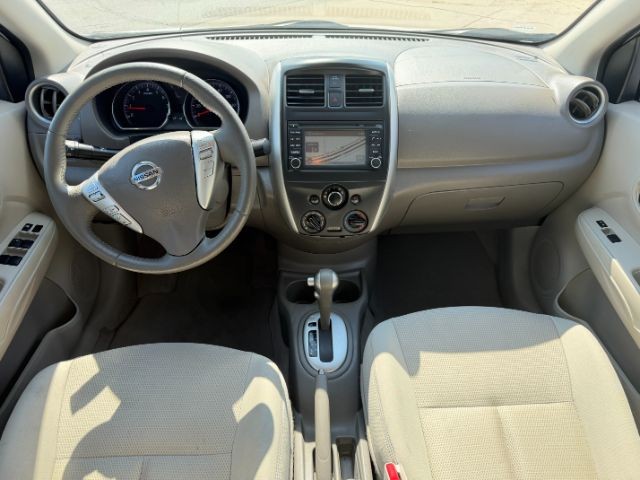 Nissan Versa Vehicle Full-screen Gallery Image 5