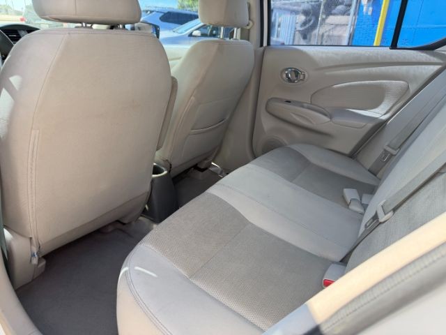 Nissan Versa Vehicle Full-screen Gallery Image 6