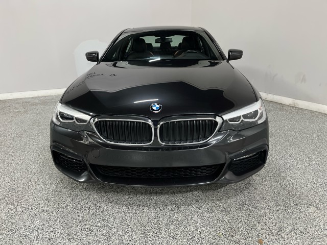 BMW 5 Series Vehicle Full-screen Gallery Image 02