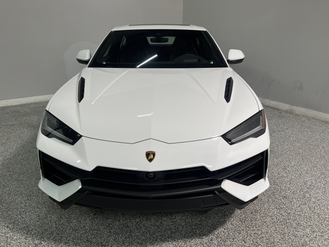 Lamborghini Urus Vehicle Full-screen Gallery Image 03
