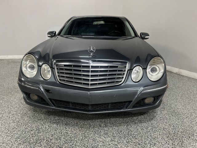 Mercedes-Benz E-Class Vehicle Full-screen Gallery Image 02