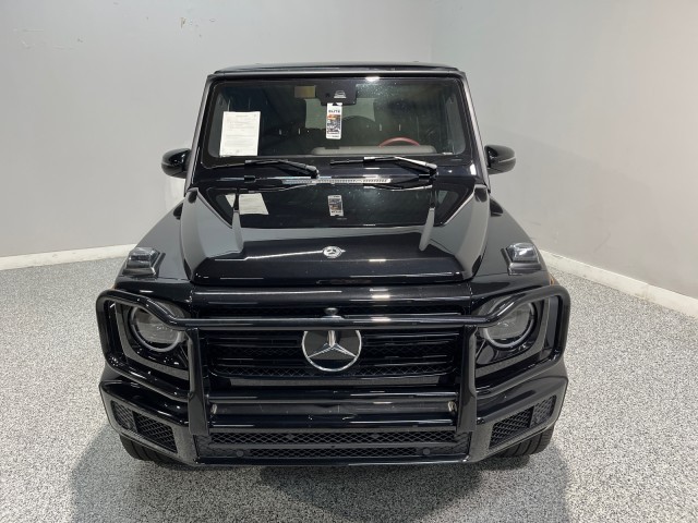 Mercedes-Benz G-Class Vehicle Full-screen Gallery Image 02