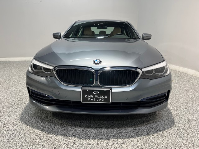 BMW 5 Series Vehicle Full-screen Gallery Image 02