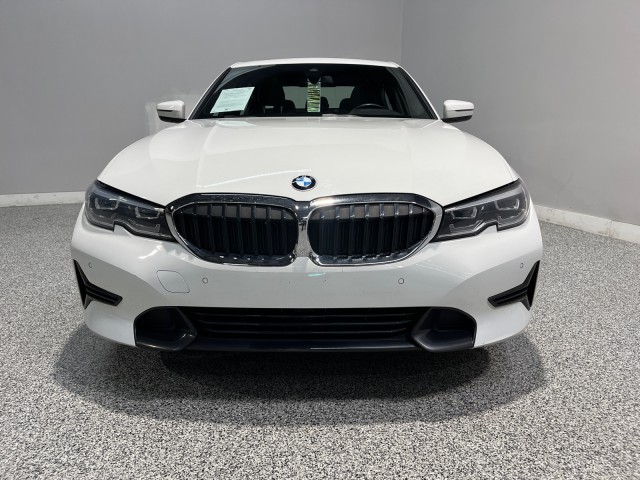 BMW 3 Series Vehicle Full-screen Gallery Image 02