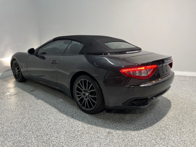 Maserati GranTurismo Convertible Vehicle Full-screen Gallery Image 02
