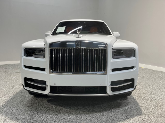 Rolls-Royce Cullinan Vehicle Full-screen Gallery Image 02