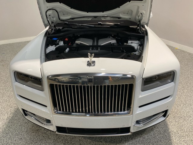 Rolls-Royce Cullinan Vehicle Full-screen Gallery Image 03