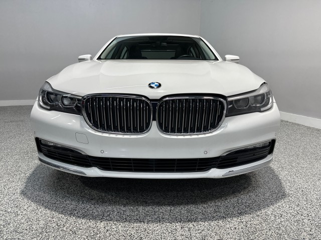 BMW 7 Series Vehicle Full-screen Gallery Image 02