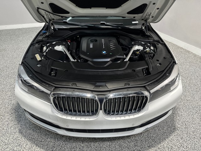 BMW 7 Series Vehicle Full-screen Gallery Image 03