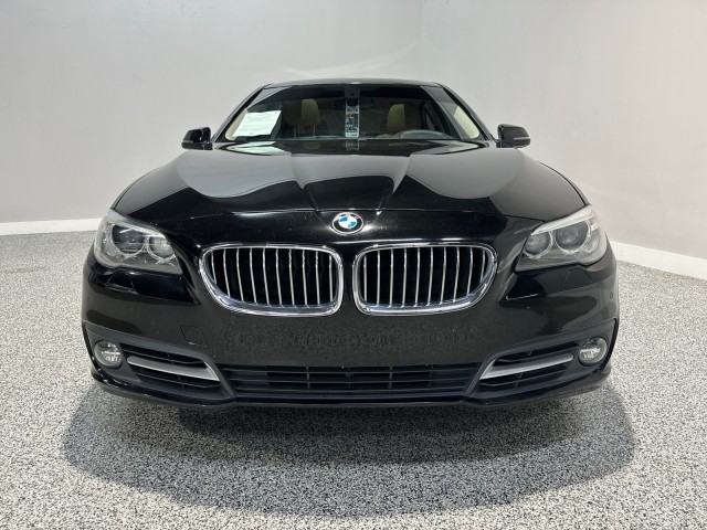 BMW 5 Series Vehicle Full-screen Gallery Image 02