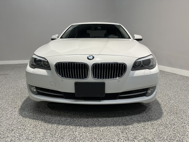 BMW 5 Series Vehicle Full-screen Gallery Image 02