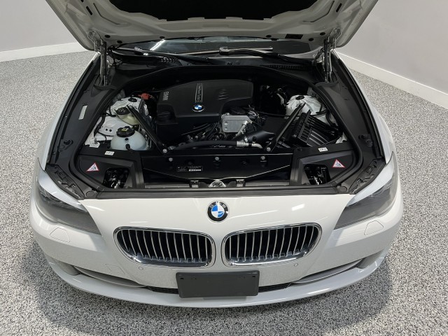 BMW 5 Series Vehicle Full-screen Gallery Image 03