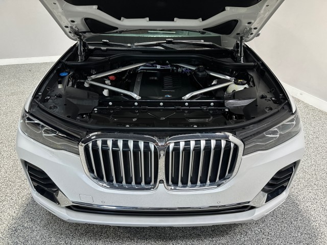 BMW X7 Vehicle Full-screen Gallery Image 03