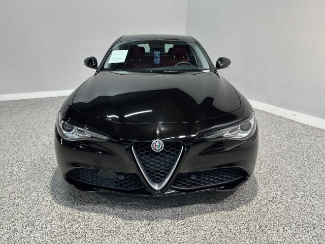 Alfa Romeo Giulia Vehicle Full-screen Gallery Image 02