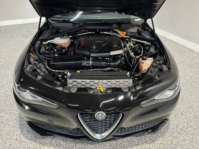 Alfa Romeo Giulia Vehicle Full-screen Gallery Image 03