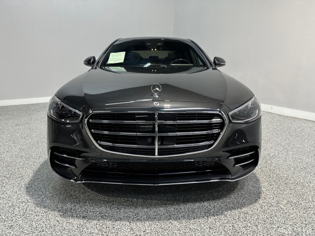 Mercedes-Benz S-Class Vehicle Full-screen Gallery Image 02